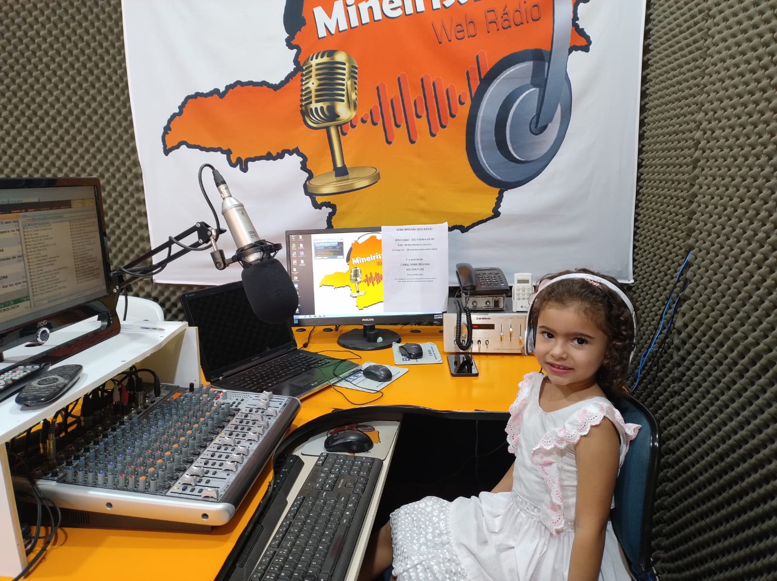 Luiza Fernanda, aos 5 anos, já é apaixonada por rádio...